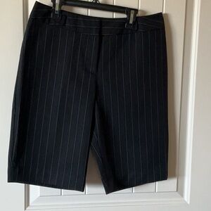 Worthington black and white pinstriped bermuda shorts size 4